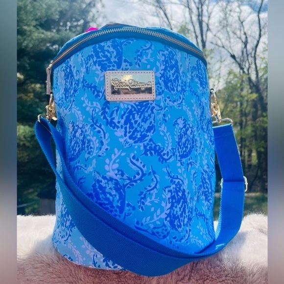 Lilly Pulitzer Handbags - Lily Pulitzer bag cooler with strap for beach vacation sports lake trips​​​​
